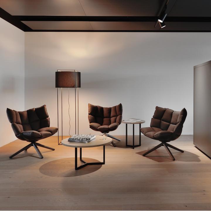 Referenz Neuberger Schreinerei Loungebereich Microsoft mit drei Stühlen, Tisch und Lampe