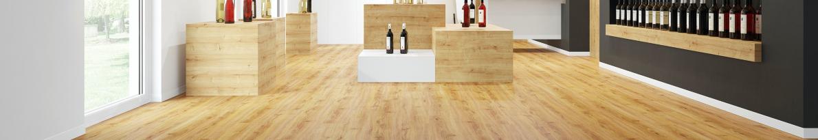 Elastischer Boden Vinyl-Designboden Jordan Cozy Oak in Holzoptik in einem Ausstellungsraum